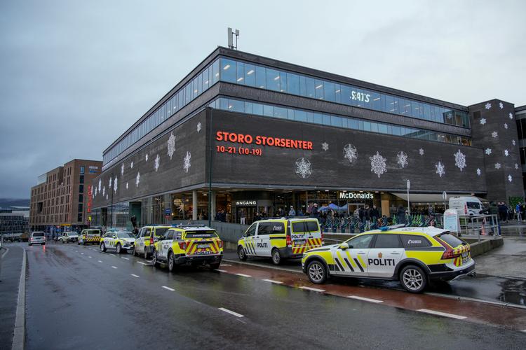 Storo Storsenter er genåbnet, efter der mandag var meldinger om, at der var blevet affyret skud. Politiet har pågrebet en person, de mener var skytten. Foto: Stian Lysberg Solum/Ritzau Scanpix