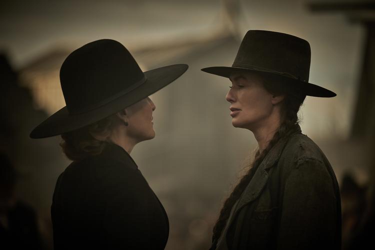 Den står på rivalisering mellem to matriarker spillet af Gillian Anderson og Lena Headey. Ud over at klage lidt over det utaknemmelige moderskab spiller deres køn ingen meningsfuld rolle i 'The Abandons'. Foto: Netflix