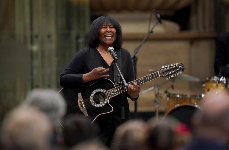  Fra begyndelsen af karrieren har Joan Armatrading skærmet sit privatliv. Som hun har sagt til The New York Times: »Jeg har ikke brug for, at folk kender mig. Men jeg er desperat efter, at folk kender mine sange«.   Her ses hun i år i Westminster Abbey i London. Foto: Yui Mok/Ritzau Scanpix