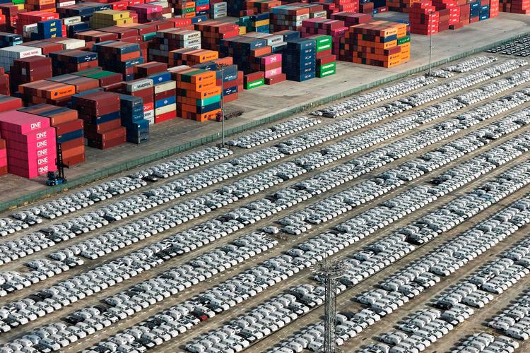 Køretøjer står linet op på Nanjing havn ved Yangtze Kiang nordøst for Shanghai. De er klar til eksport - andre bilproducerende lande taber markedsandele til Kina. Foto: Str/Ritzau Scanpix