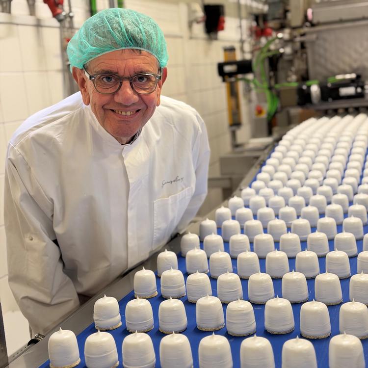 Michael Spangsberg kom ind i danskernes liv, da han gjorde slik fra BonBon folkeligt med humoristiske navne som hundeprutter og tissebleer. I dag er han blandt andet kendt for at lave flødeboller.  