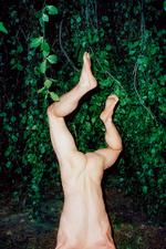 Birk Thomassens fotografi 'Treptower Park' fra 2015 er et af de mange billeder, der pryder bogen 'Imellem mænd', som ganske rigtigt er en bog af, om og imellem mænd. Foto: Fra bogen