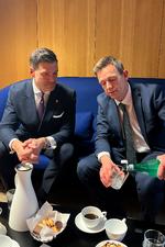 Det vigtigste er, at vi går foran sammen i EU, siger Sveriges migrationsminister Johan Forssell (tv.), som  lader sig inspirere af Danmark og sin danske kollega Rasmus Stoklund og er åben over for at se på fremtidigt samarbejde om såvel udrejsecentre og modtagecentre uden for EU.  Foto: Karin Axelsson