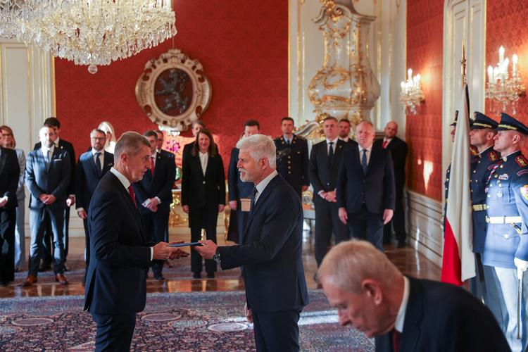 Tjekkiets præsident, Petr Pavel, har indsat Andrej Babis (th.) som ministerpræsident. Foto: Eva Korinkova/Ritzau Scanpix