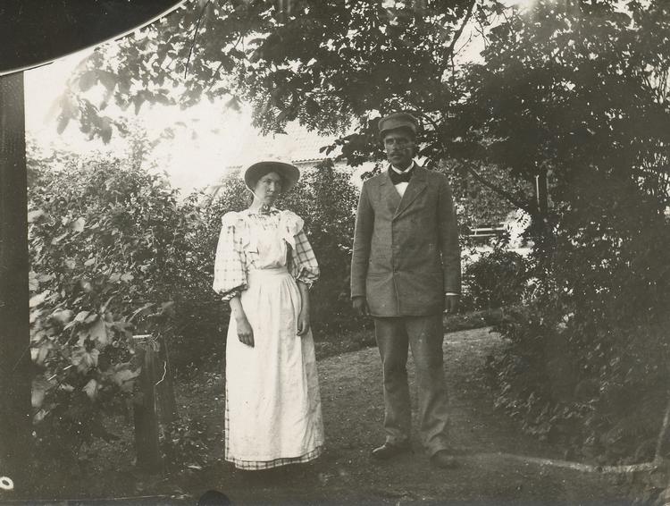 Alhed og Johannes Larsen i haven på Møllebakken. Haven var et sted at hente motiver til kunsten, men var måske i lige så høj grad at betragte som et kunstværk i egen ret. Den spiller en betydelig rolle for Johannes Larsen Museet i dag.  Foto: Johannes Larsen Museet