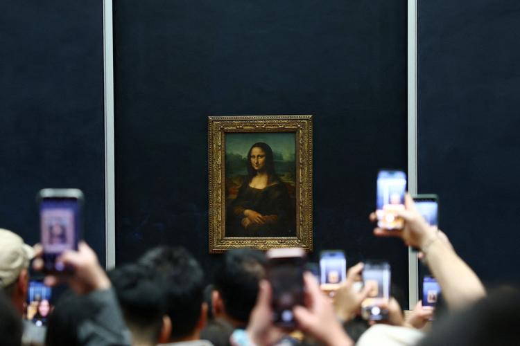 Dette er som regel det syn, der møder dig, når du vil se Mona Lisa. ​For at mindske trængslen på Louvre er der planer om at flytte Mona Lisa til et separat rum, hvor man kan betale en billet for kun at se hende. Foto: Gonzalo Fuentes/Ritzau Scanpix