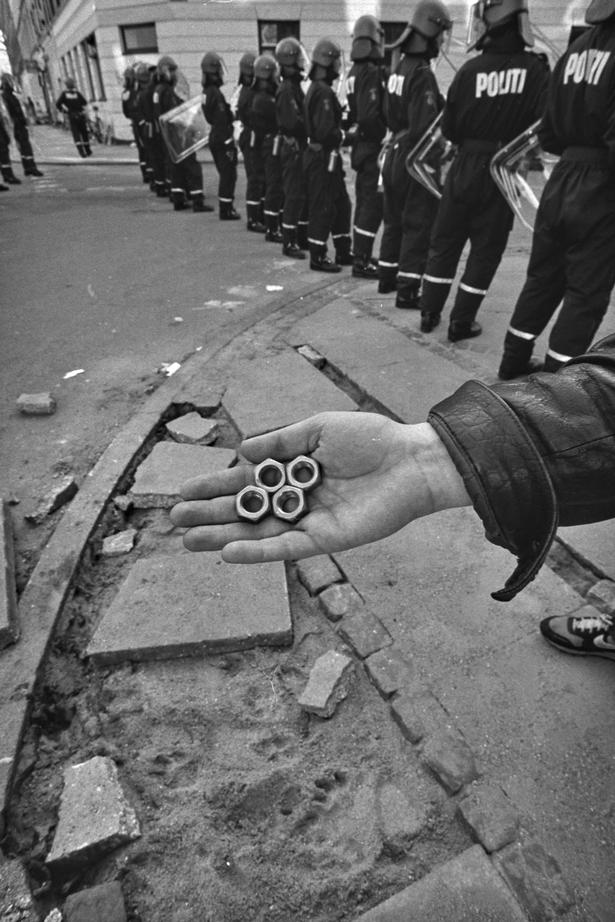 Nørrebro maj 1988: En journalist fra Ekstra Bladet fremviser møtrikker som den, der susede lige forbi mit hoved en forårsaften i Baldersgade. Billedet er fra samme dags sammenstød mellem politi og bz'ere. Foto: Jesper Stormly Hansen