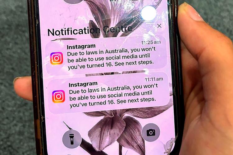 En australsk teenager viser en besked fra Instagram, efter kontoen er blevet låst for aldersverifikation 9. december. Australien forbyder unge teenagere at bruge en række sociale medier fra 10. december 2025.
 Foto: Str/Ritzau Scanpix
