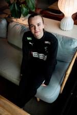 Når Anna Kristensen ikke spiller håndbold, nyder hun at strikke, vinterbade og lave aftensmad med sine veninder. Tiden efter hun har spist, hvor hun ligger på sofaen, er det bedste, hun ved. Foto: Kasper Søholt/Kasper Søholt