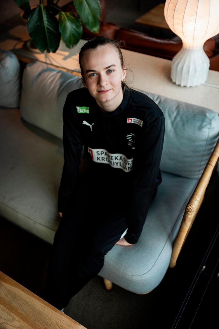Når Anna Kristensen ikke spiller håndbold, nyder hun at strikke, vinterbade og lave aftensmad med sine veninder. Tiden efter hun har spist, hvor hun ligger på sofaen, er det bedste, hun ved. Foto: Kasper Søholt/Kasper Søholt