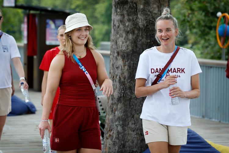 73 kvinder og 58 mænd deltog i OL i Paris i 2024. De hev i alt ni medaljer hjem: To af guld, to af sølv og fem af bronze. På billedet ses judokæmperen Lærke Marie Olsen og og håndboldlandsholdets keeper  Sandra Toft.  Foto: Jens Dresling