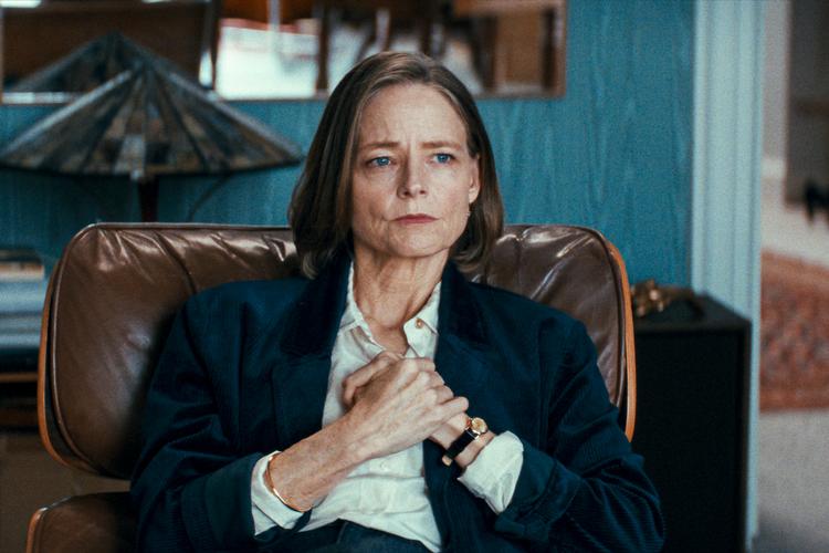 Jodie Foster har en knastør fest i rollen som den pænt neurotiske psykiater Lilian Steiner. Foto: George Lechaptois