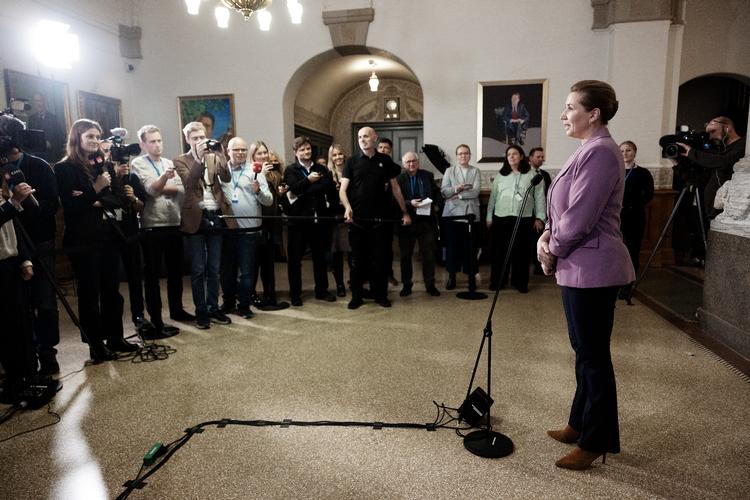 Til spørgetime i folketingssalen stod Frederiksen over for sine vante kritikere. Men hun måtte helt uvant også forholde sig til kritik fra for eksempel Arne Juhl, hun plejer at omfavne på billeder, men som nu overvejer at stemme SF. Foto: Thomas Borberg