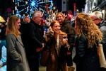 Ana Corina Sosa (i midten), datter af årets modtager af Nobels Fredspris, María Corina Machado, ankom mandag til Oslo. Hun har ifølge NRK ikke set sin mor siden julen 2023 og havde derfor glædet sig til at give sin mor et kram ifølge den norske avis VG.. Nu er der imidlertid opstået tvivl om, hvorvidt María Corina Machado overhovedet dukker op onsdag for at modtage prisen. Også María Corina Machados mor og to sønner er på plads i Oslo. Foto: Lise Aserud/Ritzau Scanpix