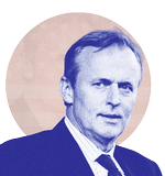 Janet Maslin, som er bogkritiker på The New York Times, har hædret John Grisham som manden, der »har kæmpet hårdere for sandhed, retfærdighed og ‘the American way’ end nogen anden – bortset fra Superman selv«. Kollage: Mathias Lystbæk. Originalfoto: Jose Luis Magana, Valdemar Ren/Politiken.