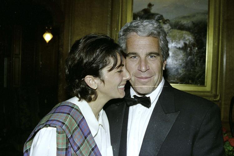 Et udateret foto viser Ghislaine Maxwell sammen med Jeffery Epstein. Arkivfoto:  Handout