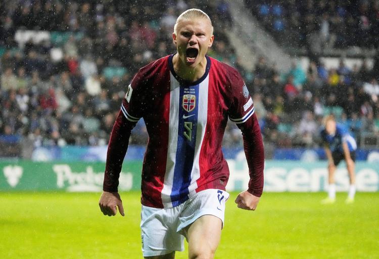 Erling Haaland og resten af det norske landshold er for første gang i 28 år med til en VM-slutrunde. Foto: Ints Kalnins/Ritzau Scanpix