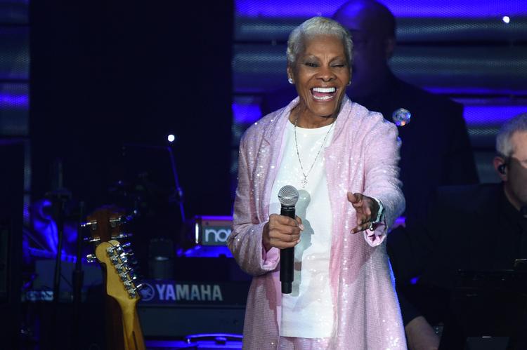 Dionne Warwick har indsunget en imponerende liste af evergreens i sin livslange karriere. Mange af dem skrev Burt Bacharach og Hal David, men samarbejdet var lige ved at gå i stykker fra starten, hvor sangskriverne lærte, at Warwick ikke finder sig i hvad som helst. Foto: Richard Shotwell/Ritzau Scanpix