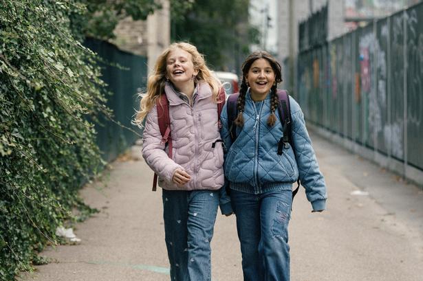 I 'Mira' er de 12-årige veninder Mira og Naja på vej ind i fremtiden. De spilles så naturligt af Ellen Edith Pultz-Hansen og Filippa Marcella Olesen Olsson, at man bliver glad i låget. Og glad over, at dansk film har fået nyt mod. Foto: Martin Dam Kristensen