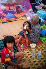 Fordrevne  samles i et midlertidigt husly midt i dødelige sammenstød mellem Thailand og Cambodja langs et omstridt grænseområde i Buriram-provinsen. Foto: Athit Perawongmetha/Ritzau Scanpix