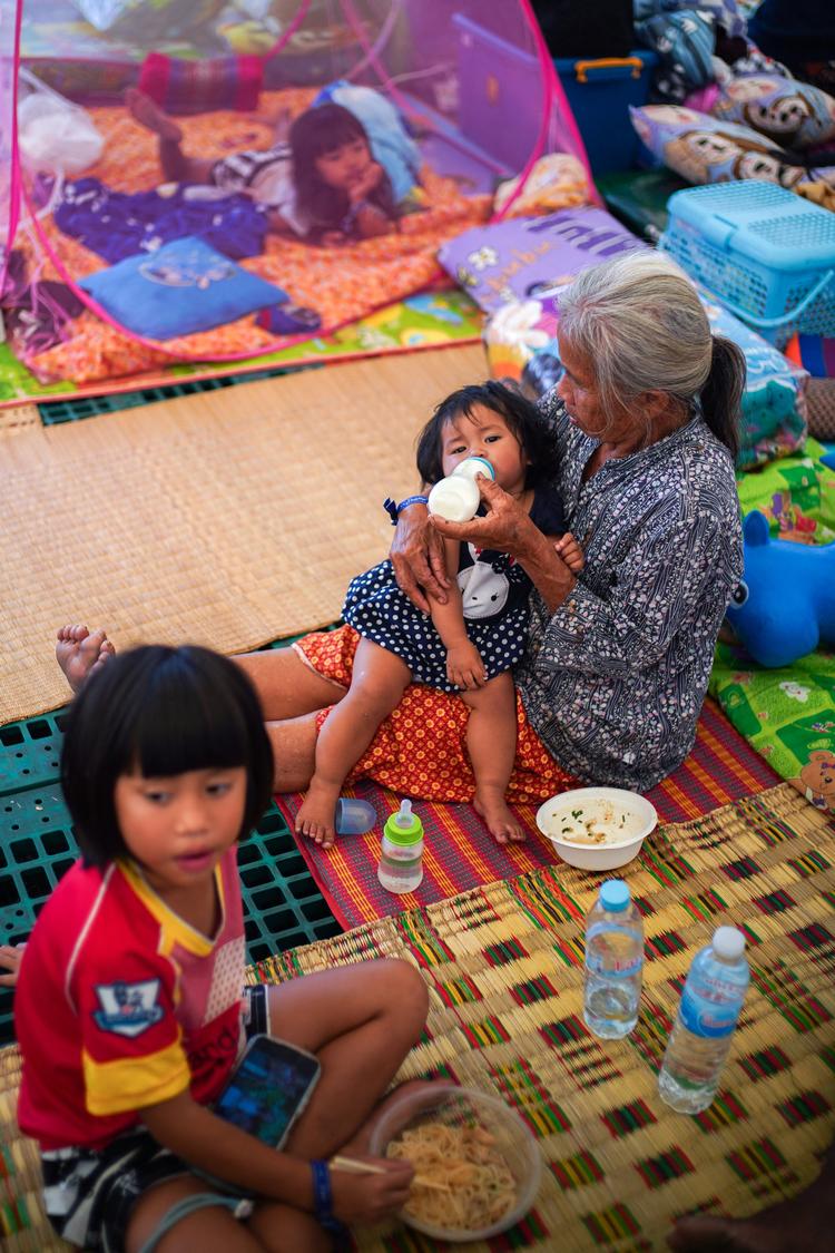 Fordrevne  samles i et midlertidigt husly midt i dødelige sammenstød mellem Thailand og Cambodja langs et omstridt grænseområde i Buriram-provinsen. Foto: Athit Perawongmetha/Ritzau Scanpix