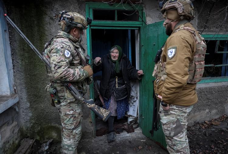 Ukrainske soldater taler med beboere, de gerne vil have evakueret fra frontlinjen i Donetsk-regionen. Foto: Anatolii Stepanov/Ritzau Scanpix