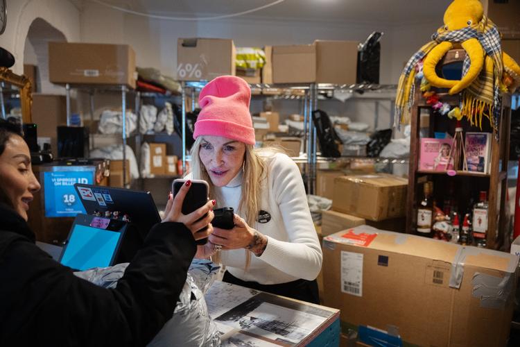 Linse Kessler har flere indre stemmer. Hun synes selv, hun er fantastisk. Men hun hører også sin revisors stemme for sit indre øre. Og da hun lavede tv, holdt frygten for at miste kontrakten hende fra at gå amok.    Foto: Thomas Borberg