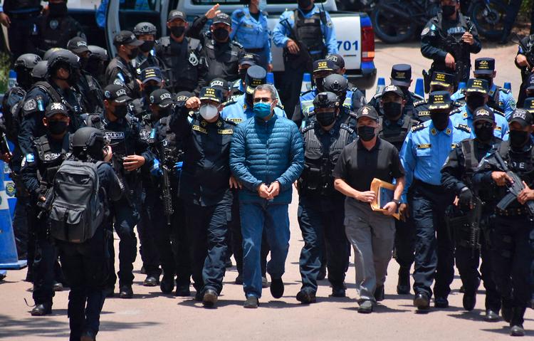 I 2022 blev Honduras' tidligere præsident Juán Orlando Hernández udleveret til USA efter anklager om narkosmugling. Nu har han fået sin frihed tilbage efter at være blevet benådet af præsident Trump.  Foto: Stringer/Ritzau Scanpix
