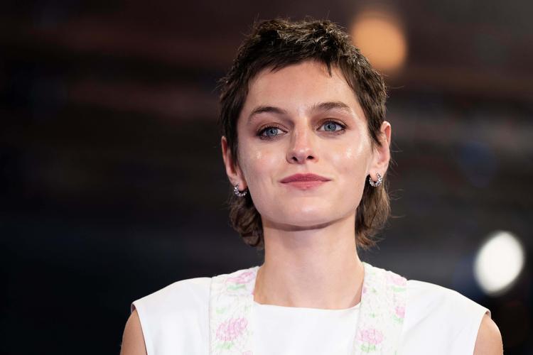 Emma Corrin fik afslag fra flere teaterskoler som helt ung, men har vist sig at være mere end almindeligt talentfuld. Her ses skuespilleren tidligere i år ved premieren på filmen '100 Nights of Hero'.  Foto: Scott A Garfitt/Ritzau Scanpix