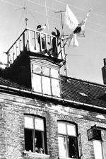 Der jubles i udkigstårnet, da politiet forlader Baldersgade i gruppevogne med knuste ruder og dinglende hjulkapsler. Foto: Michael Lange