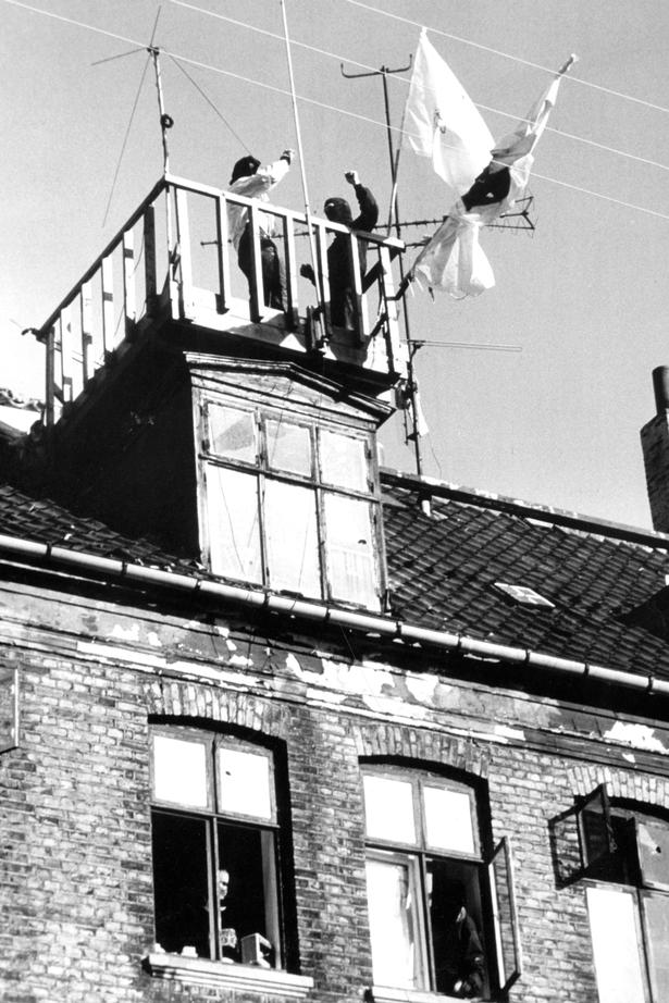 Der jubles i udkigstårnet, da politiet forlader Baldersgade i gruppevogne med knuste ruder og dinglende hjulkapsler. Foto: Michael Lange