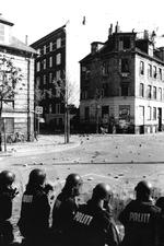 Politiet forsøger at indtage bz-huset i Baldersgade, men bliver slået tilbage. Jeg kan huske, at fotografen Michael Lange havde det ret skidt efter at være løbet ind i en tåregassky. Foto: Michael Lange (arkiv)