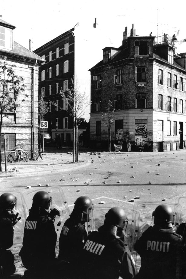 Politiet forsøger at indtage bz-huset i Baldersgade, men bliver slået tilbage. Jeg kan huske, at fotografen Michael Lange havde det ret skidt efter at være løbet ind i en tåregassky. Foto: Michael Lange (arkiv)