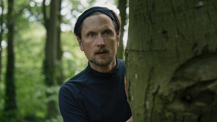 Mikkel Boe Følsgaard spiller Rasmus, som har dannet mande-modstandsgruppen Mand op!, der skal genetablere den 'naturlige orden' og genskabe respekten for patriarkatet. Foto: SF FILM