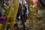 En palistinænsisk kvinde på vej gennem den gamle by i Jerusalem. Arkivfoto: Jan Dagø