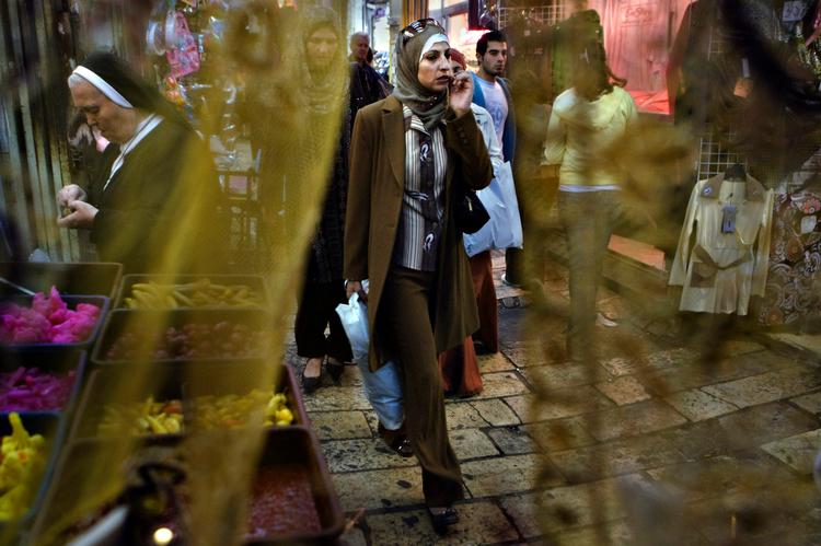 En palistinænsisk kvinde på vej gennem den gamle by i Jerusalem. Arkivfoto: Jan Dagø