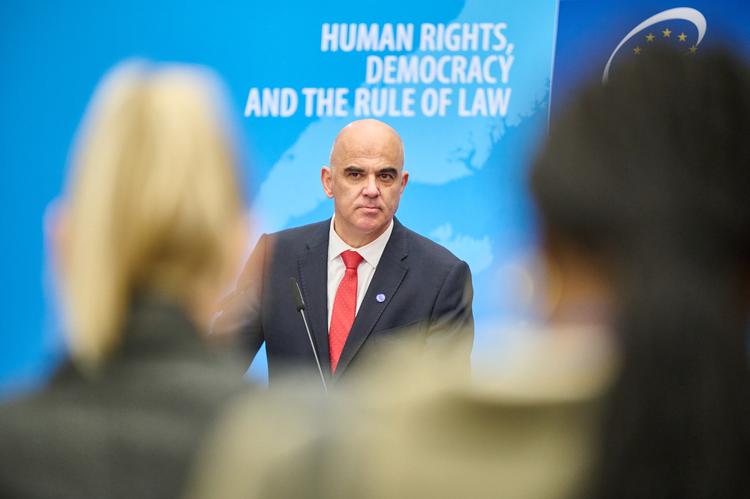 Europarådets generalsekretær, Alain Berset, talte ikke helt på samme frekvens som Mette Frederiksen (S) og flere andre europæiske regeringschefer på et pressemøde onsdag. Foto: Alban Hefti/europarådet