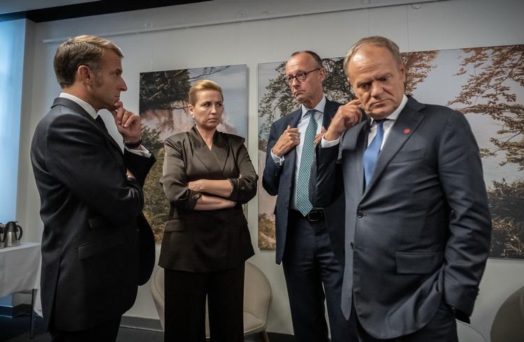 Frankrigs præsident, Emmanuel Macron, Danmarks statsminister, Mette Frederiksen, Tysklands kansler, Friedrich Merz, og Polens regeringschef, Donald Tusk, fotograferet sammen i København i oktober.  Foto: Michael Kappeler/Ritzau Scanpix
