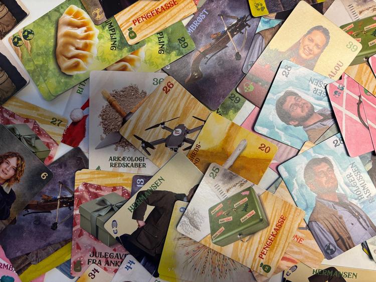 Samlekort med motiver fra julekalenderen 'Valdes Jul' er årets store dille blandt børn og bliver kritiseret for at udstille økonomisk slagside og skabe konflikter på landets skoler. 