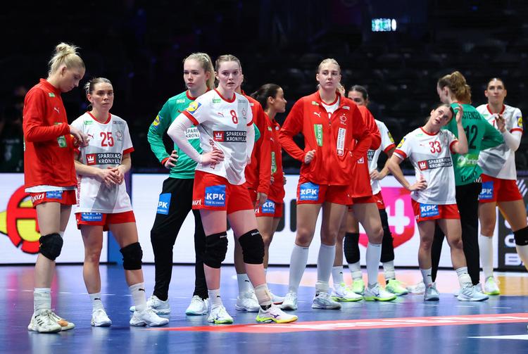 De danske spillere var skuffede efter nederlaget til de franske verdensmestre  i VM-kvartfinalen onsdag aften. Næste år skal landsholdet til EM, hvor hele fem lande deler værtskabet. Foto: Piroschka Van De Wouw/Ritzau Scanpix