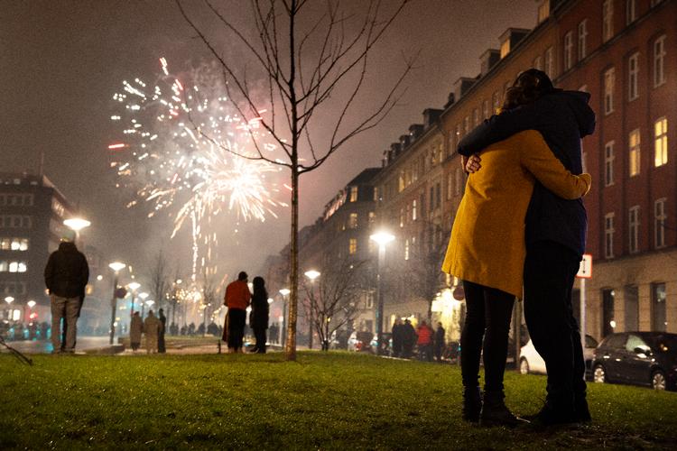 Så stod vi her igen med en løkke af serpentiner om halsen og så døden i øjnene. Måske skulle vi kigge på stjernerne i stedet? Foto: Thomas Borberg