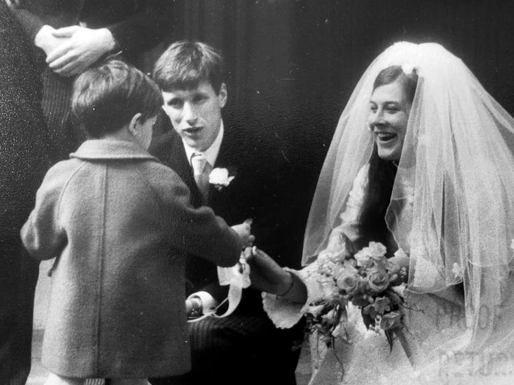 Brenda Page og Christopher Harrisson på deres bryllupsdag i 1972. Seks år senere var hun død, dræbt. Var det ham, der havde gjort det? Foto: DR