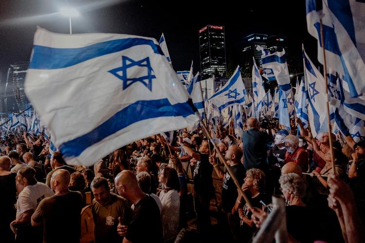 Israel præges af vrede over Netanyahus undergravelse af demokratiet, og det kommer blandt andet til udtryk ved de efterhånden faste lørdags-demonstrationer. Det giver Zehava Galon håb.  Arkivfoto:  Christian Falck Wolff