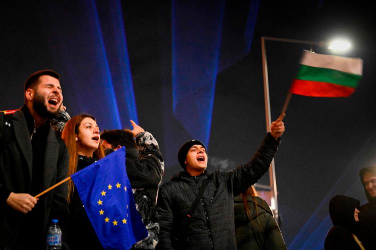 Under store demonstrationer onsdag projicerede demonstranter med laserlys ordene ’Ud med mafiaen’ og ’Afgang’ op på parlamentsbygningen i Sofia, Foto: Dimitar Kyosemarliev/Ritzau Scanpix