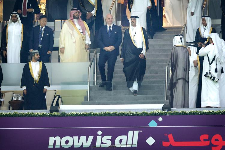 Søndag 20. november 2022 bød Qatars emir, Tamim bin Hamad Al Thani, verden velkommen til VM i sit lille hovedrige land - flankeret af Gianni Infantino, præsident for Det Internationale Fodboldforbund (Fifa), og med den saudiske leder Mohammed bin Salman som gæst. Det skete på stadionet Al Bayt, som fattige migrantarbejdere ifølge kritikere havde bygget under horrible forhold. Foto: Jens Dresling