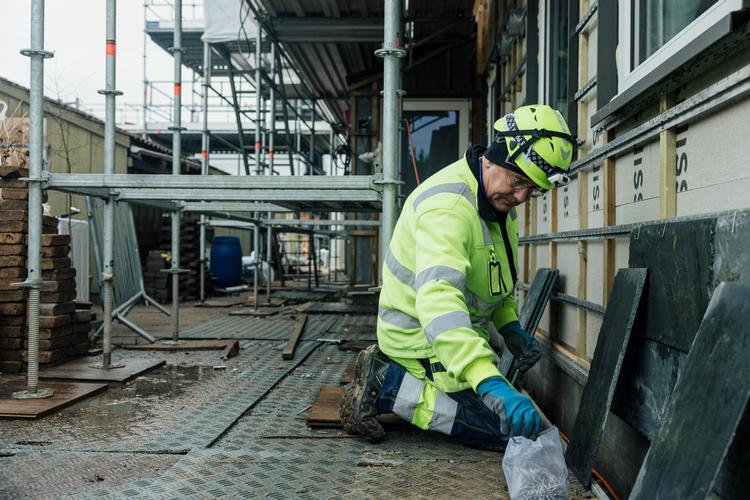Allan Kønigsfeldt er årgang 1963. Han længes efter at gå på efterløn om to et halvt år, så vil det være næsten 50 år siden, at han begyndte som tømrerlærling.   Foto: Peter Maunsbach