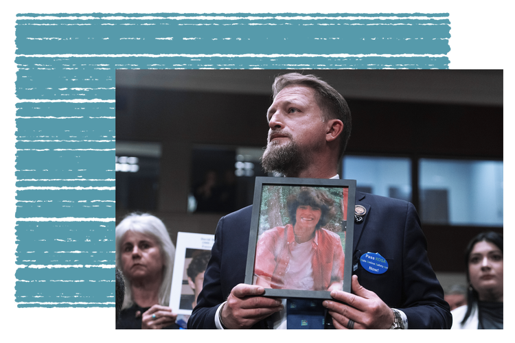 Gavin Guffey var 17 år gammel, da han blev udset for sexafpresning og i panik begik selvmord. Hans far, politikeren Brandon Guffey (R) fra South Carolina, holder et foto af sin søn under en senatshøring om digital afpresning. 