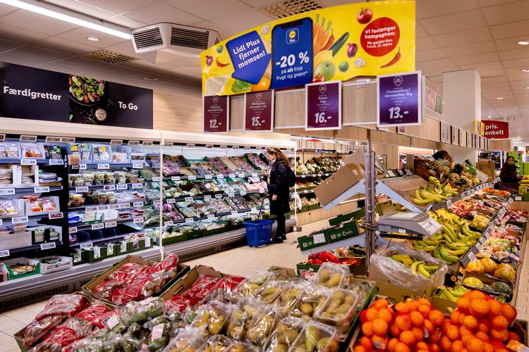 Ifølge Moderaterne skal forslaget både afhjælpe stigende fødevarepriser og få danskerne til at spise sundere.  Arkivfoto:  Finn Frandsen