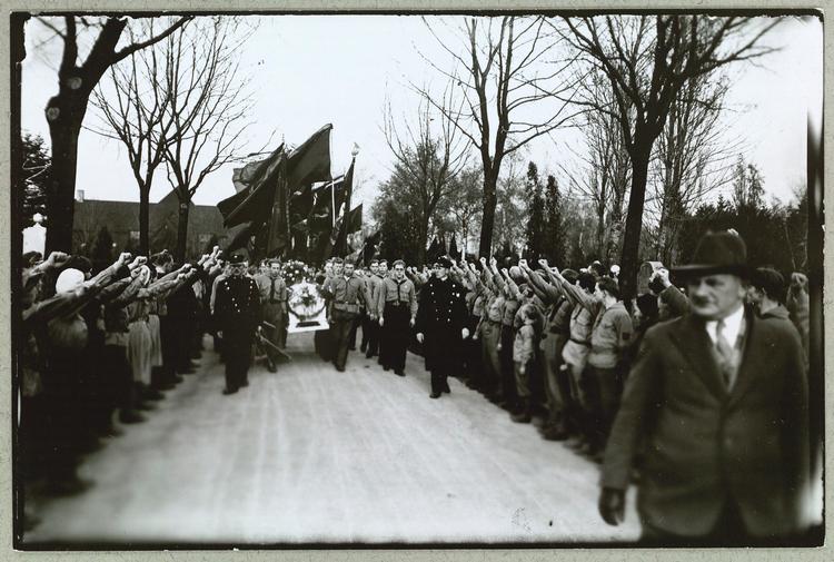 Foto: DSU flankerede kisten med uniformer og strakt armhilsen, da deres partikammerat, den 20-årige bagersvend Werner Nielsen, blev stedt til hvile 13. november 1932. Dagen efter var de igen i slagsmål med unge kommunister. Arkivfoto: Holger Damgaard/det Kongelige Biblioteks billedsamling