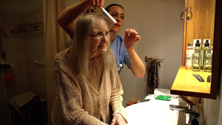 Håret friseres, opvaskeren tømmes, og måske hældes der en enkelt snaps i kaffen. Omsorg kan se ud på mange måder, når hjemmeplejen i Næstved rykker ud. Foto: TV2 Øst